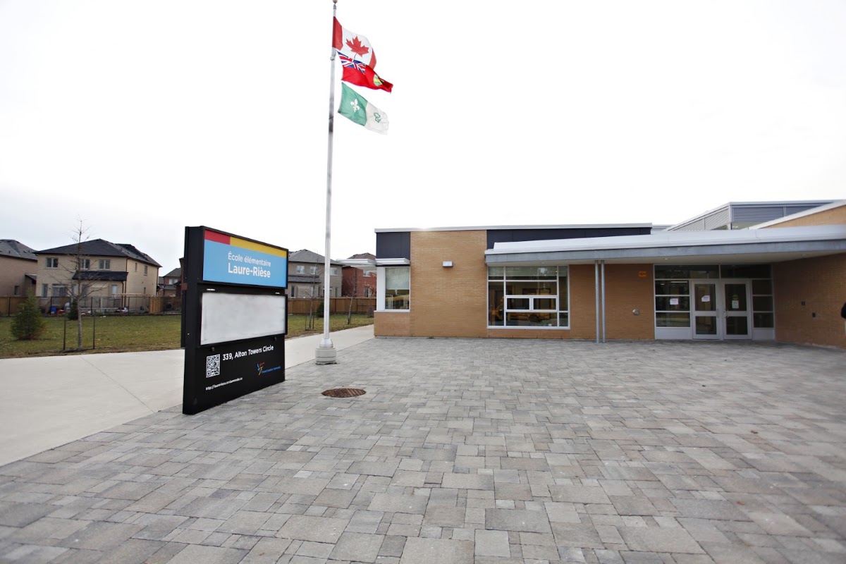 Baseball diamond - École élémentaire Laure-Rièse