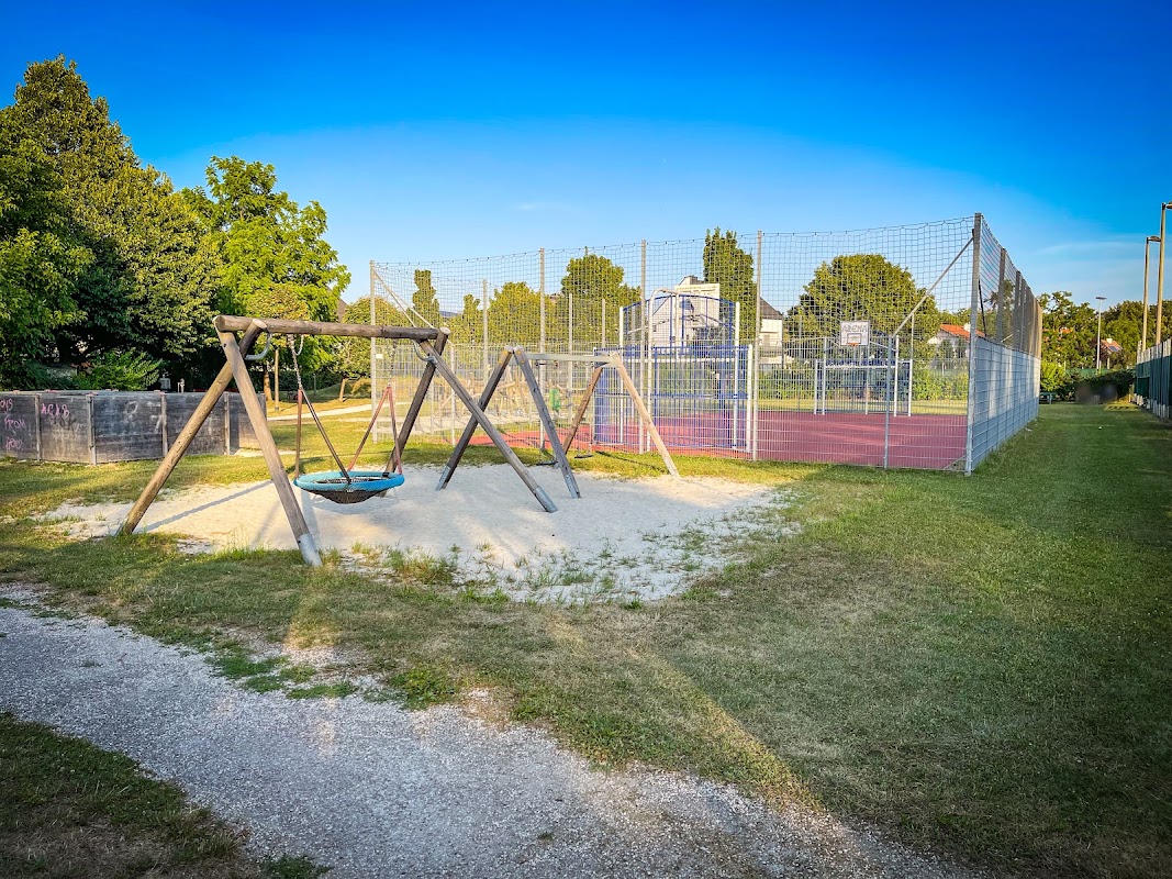 Tennisplätze (6) - Kinder- und Jugendspielplatz - Einfaltstraße