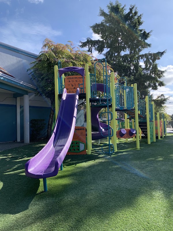Basketball court - École Anne-Hébert Elementary School