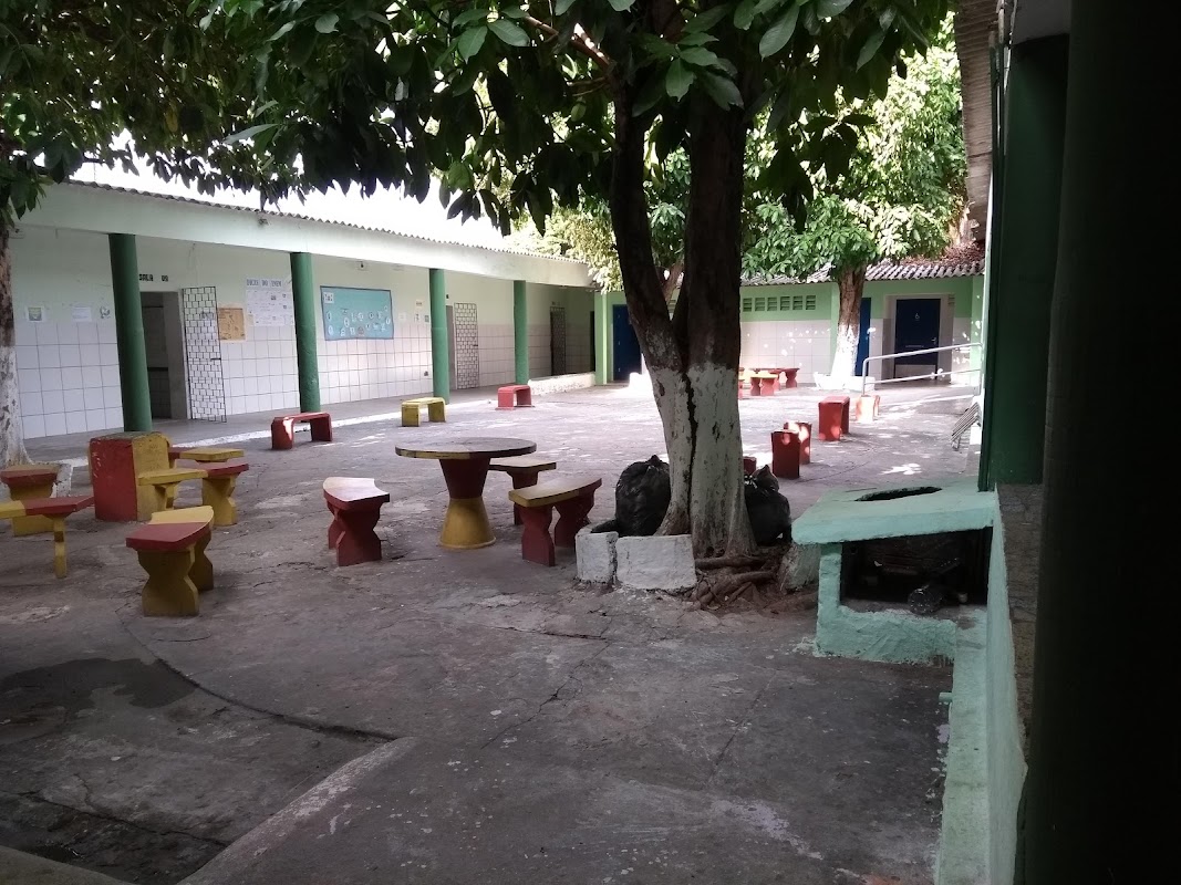 Campo de futebol - Escola de Ensino Fundamental e Médio Hermino Barroso