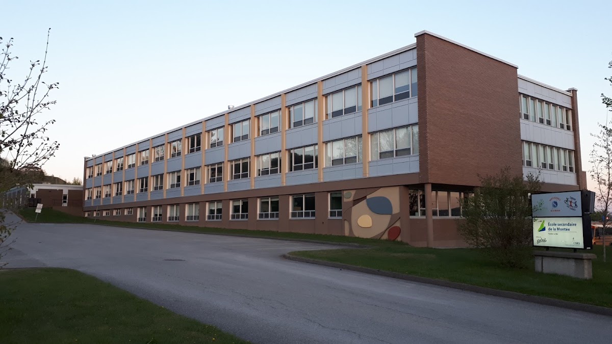 Football field - École de la Montée - Pavillon Le Ber