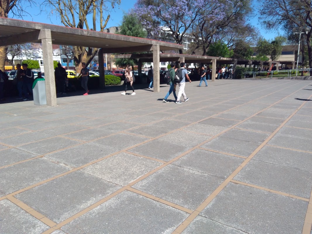 Cancha de tenis - Unidad Profesional Interdisciplinaria de Ingeniería y Ciencias Sociales y Administrativas