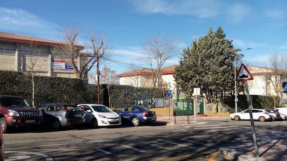 Campo de fútbol - Colegio de Educación Infantil y Primaria Antonio Machado
