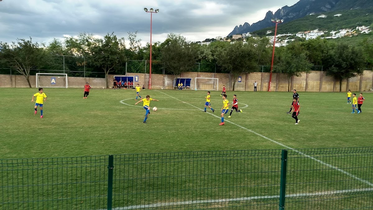 Canchas de fútbol (2) - Himalaya International School