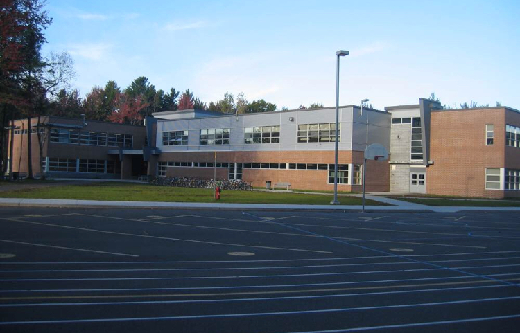 Volleyball court - École secondaire Liberté-Jeunesse